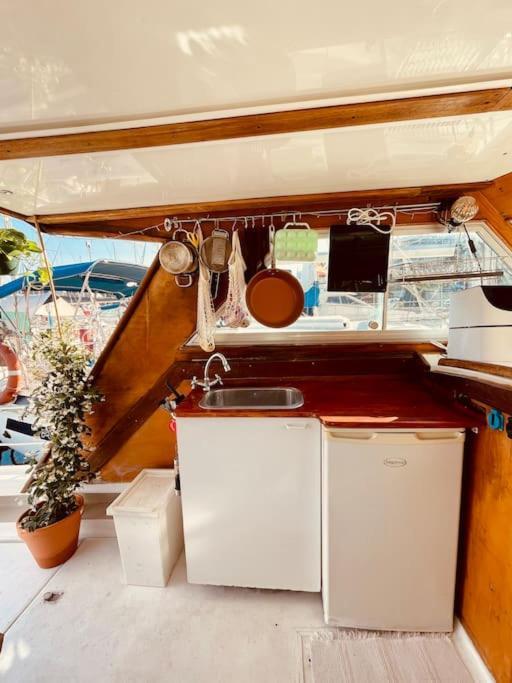 Vintage Classic 70S Boat! Hotel Sant Adria de Besos Ngoại thất bức ảnh