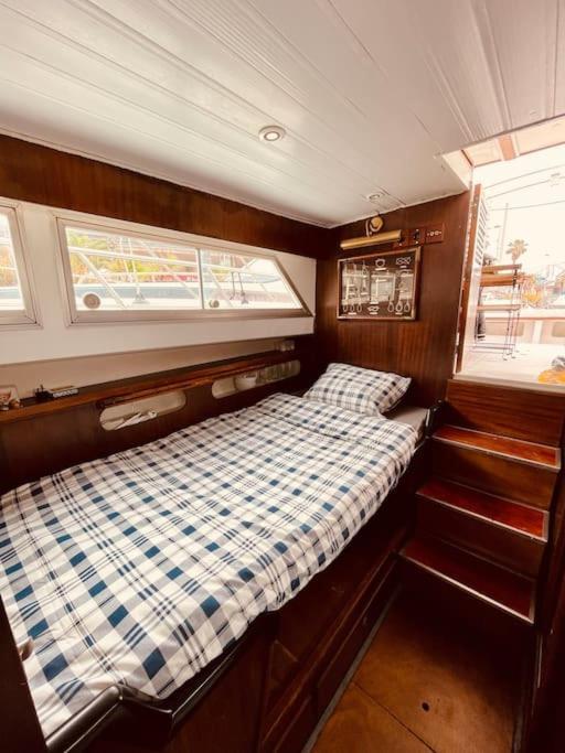 Vintage Classic 70S Boat! Hotel Sant Adria de Besos Ngoại thất bức ảnh
