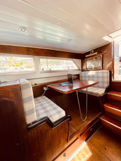 Vintage Classic 70S Boat! Hotel Sant Adria de Besos Ngoại thất bức ảnh